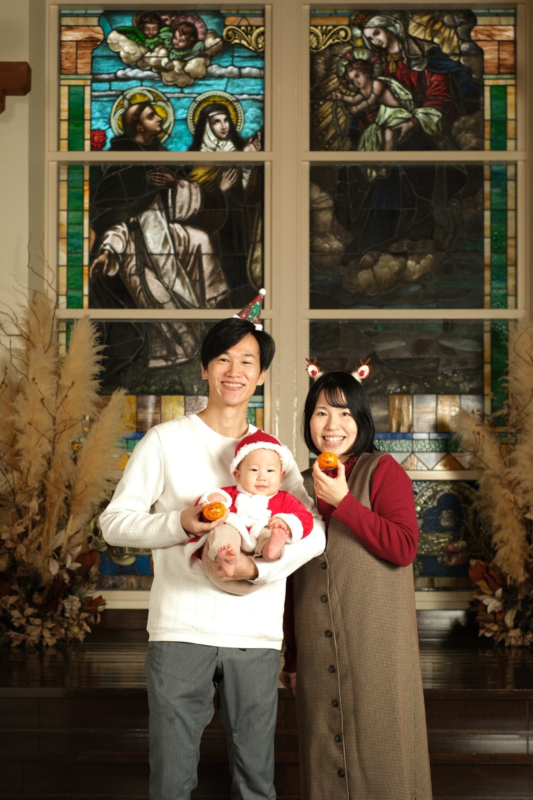 チャペルでクリスマスの家族写真